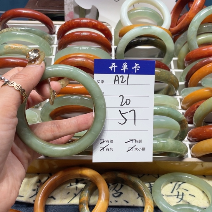 蛇纹石玉手镯未镶嵌单****妇