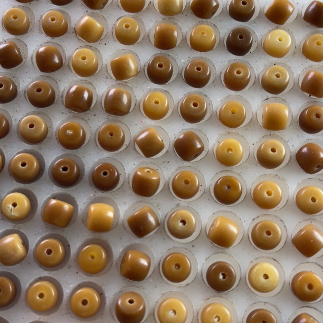 白玉菩提吊坠9/8风化直切200颗