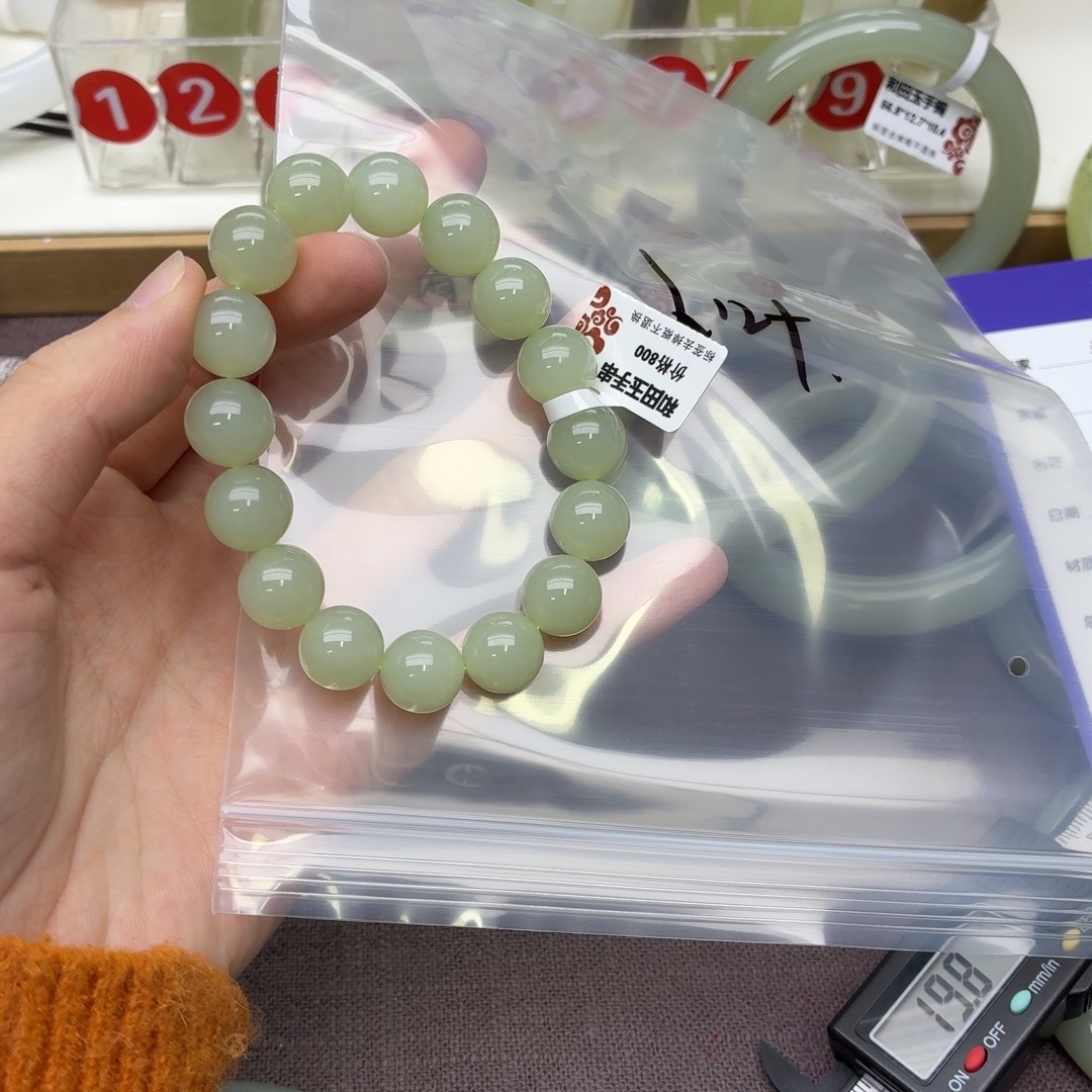 小***耶和田玉未镶嵌手镯