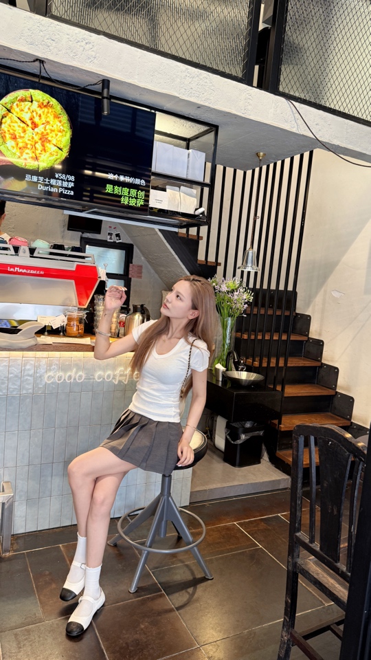 螺纹V领短袖短款性感风常规款T恤高腰休闲白色英伦风