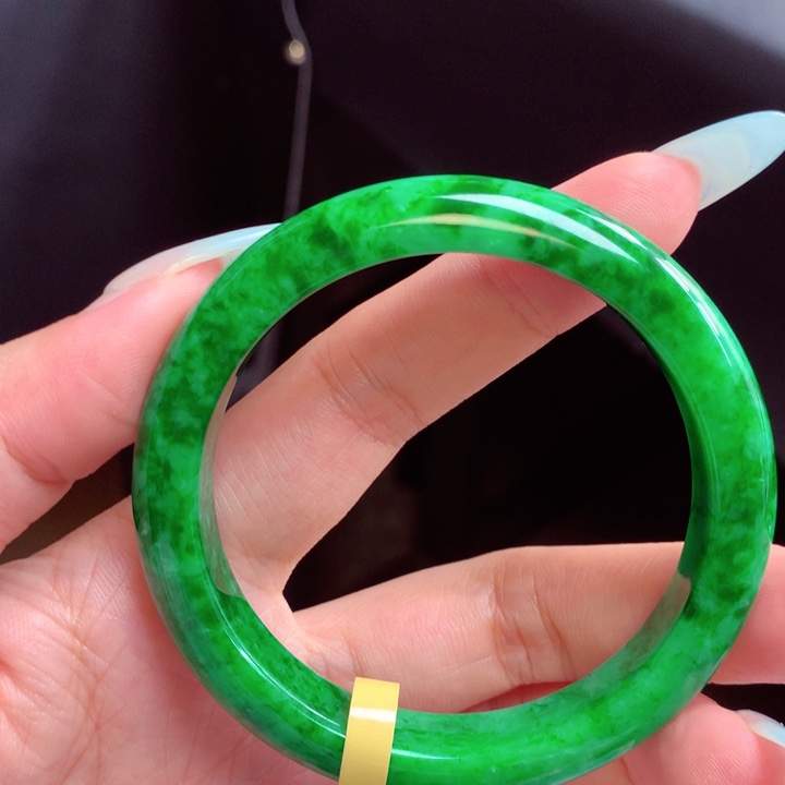 翡翠手镯未镶嵌翡翠