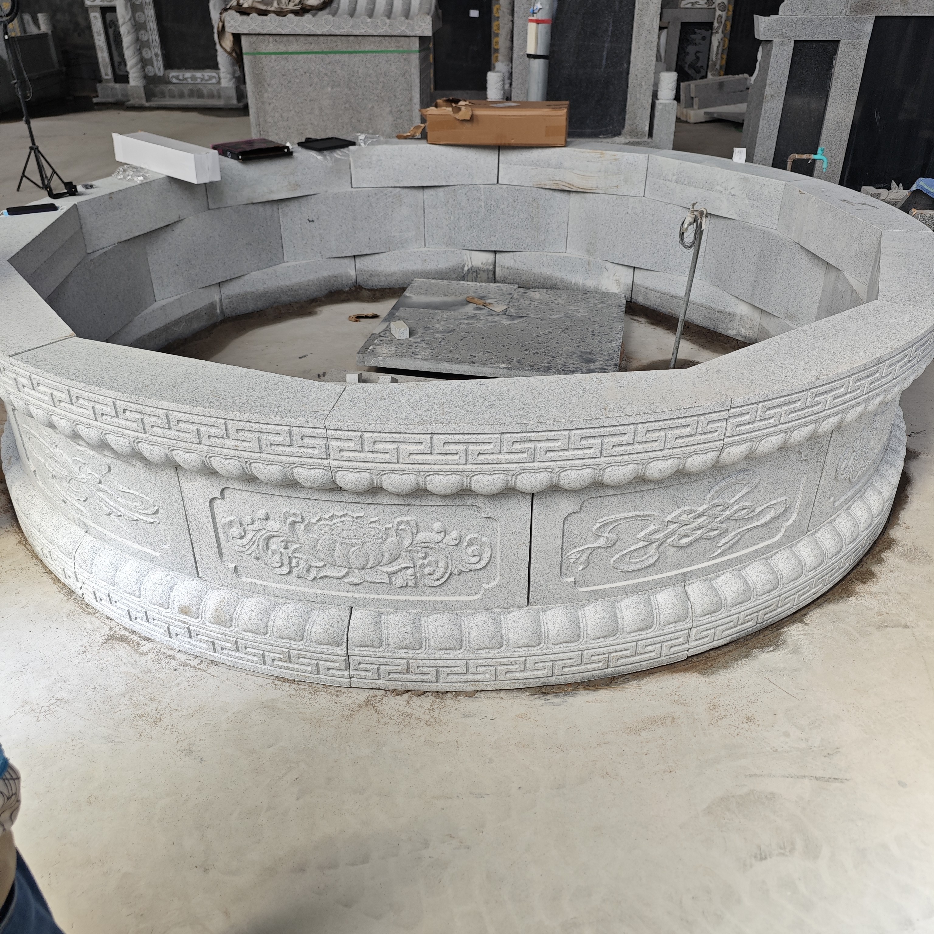 可定制花岗岩围石雕刻圆形浮雕用于庭院装饰