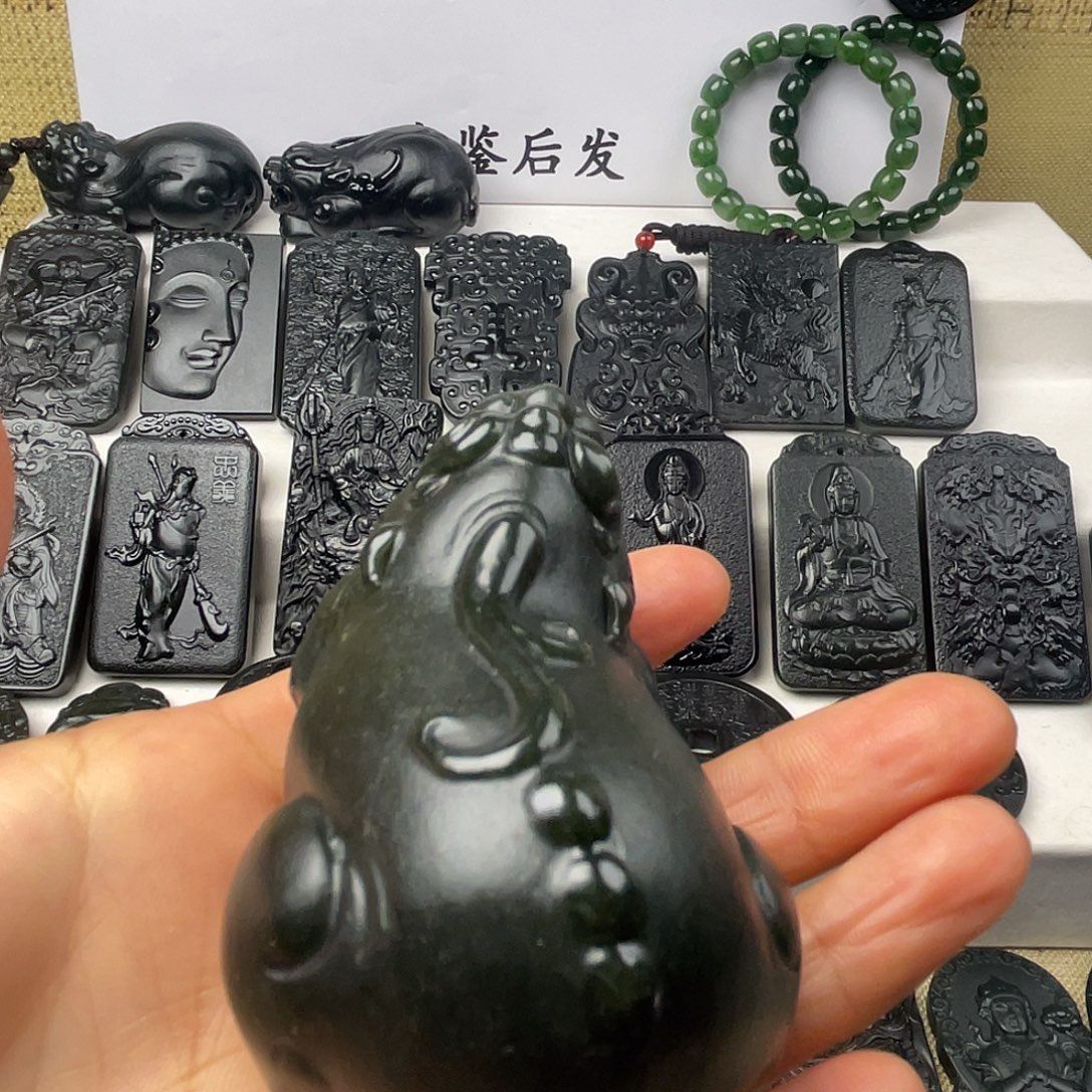 林***友和田玉未镶嵌把件