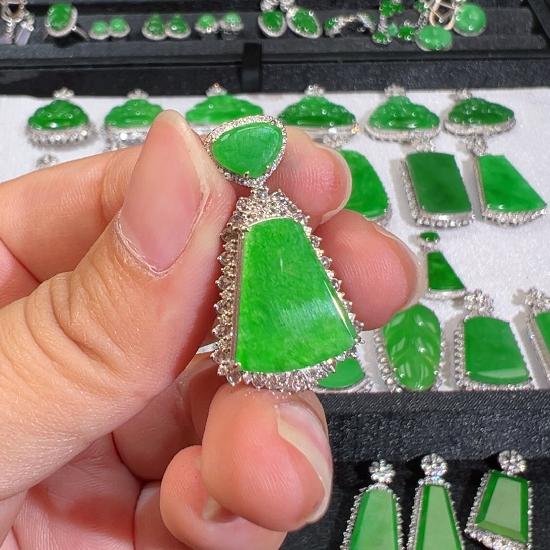 【闪购商品】翡翠吊坠(不含链)18K金镶嵌