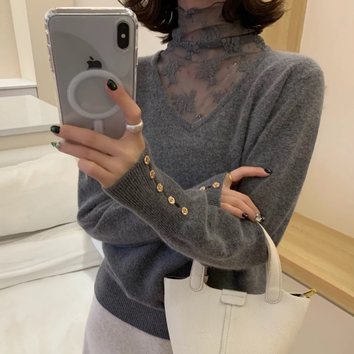 2025年冬季新款韩版V领蕾丝拼接针织衫女长袖洋气内搭打底衫上衣