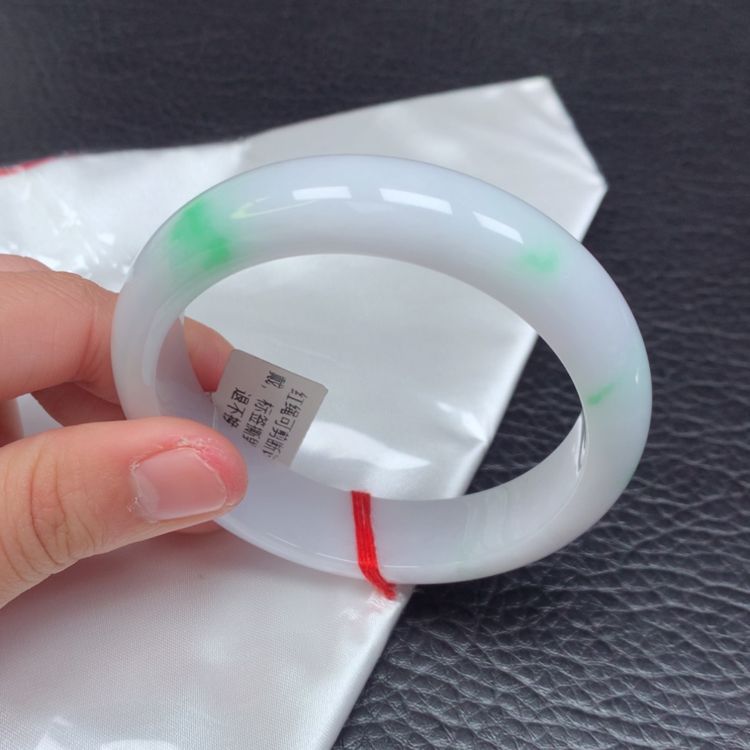 翡翠手镯未镶嵌。