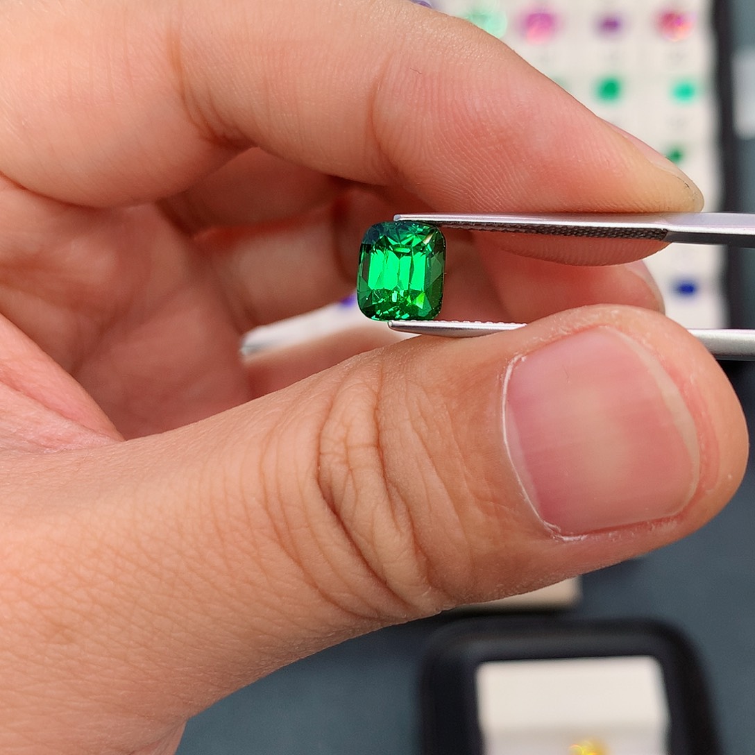 石榴石（沙弗莱）2.65克拉瑕疵未镶嵌