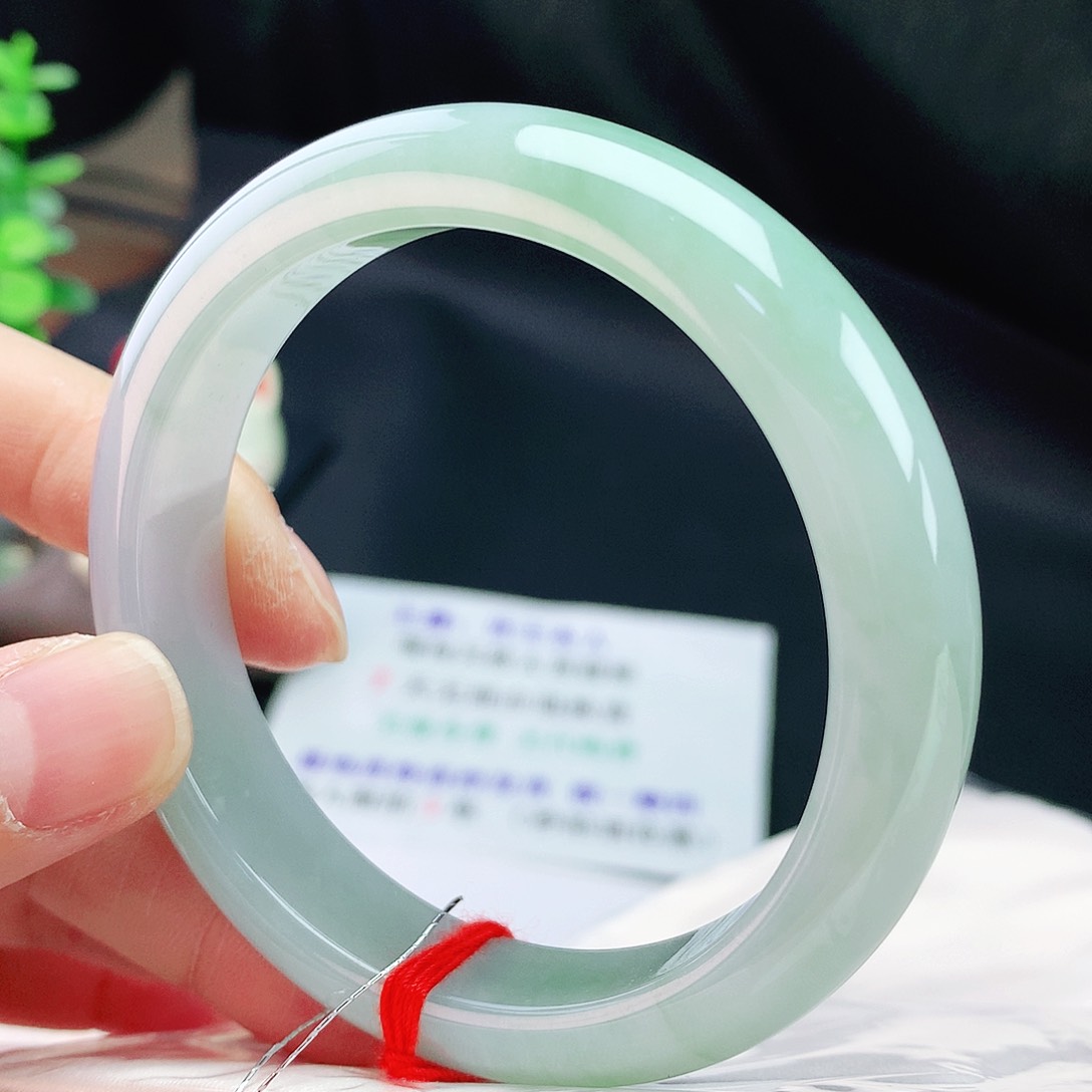 翡翠手镯未镶嵌55圈