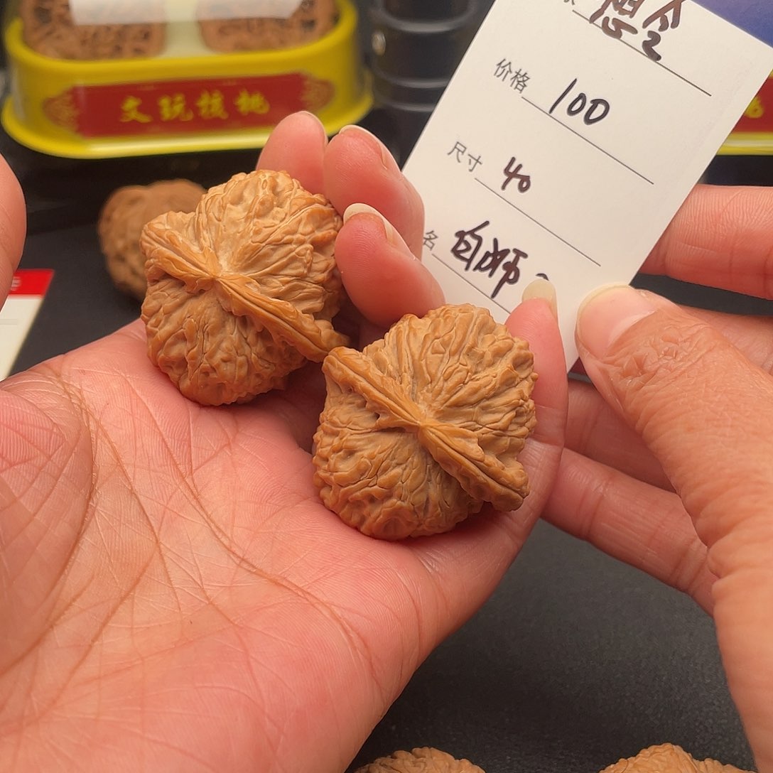 文玩核桃吊坠白狮子40