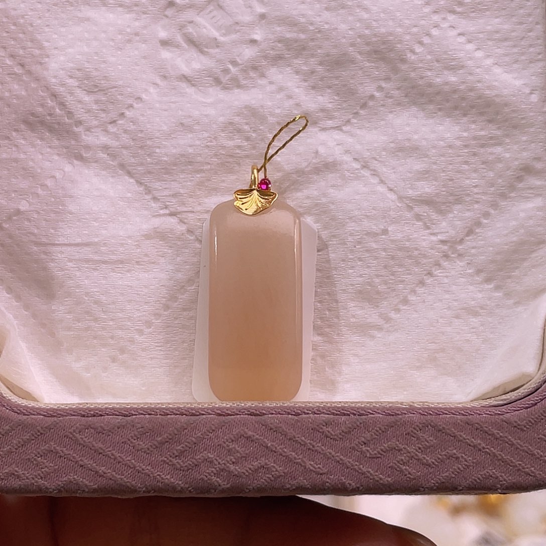 吊坠(不含链)18K金镶嵌和田玉藕粉红粉无事牌