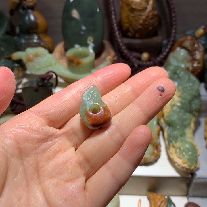 未镶嵌岫岩河磨玉（透闪石质玉）挂件