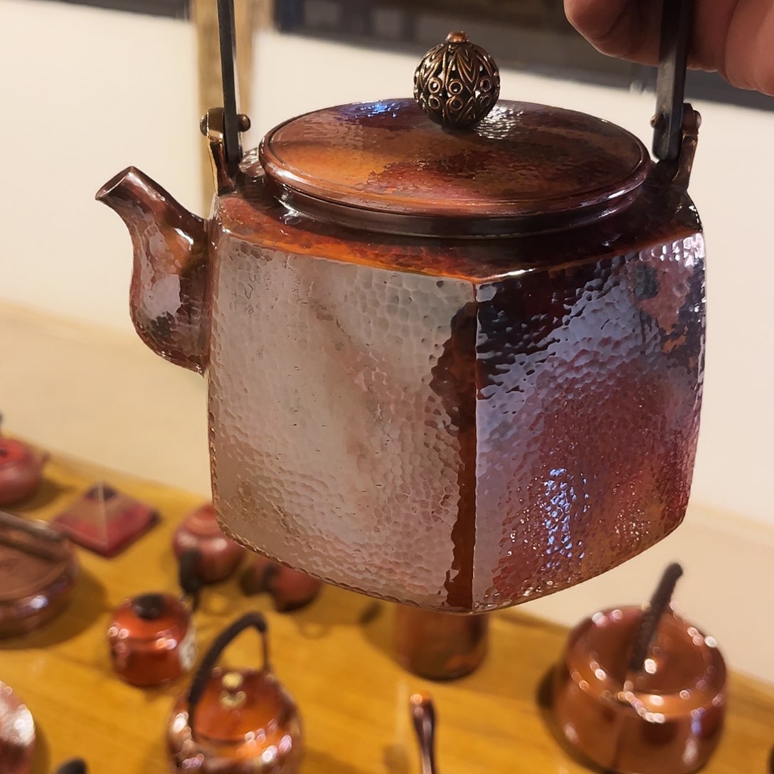 紫铜淬火色六方壶手工锻打工艺荣