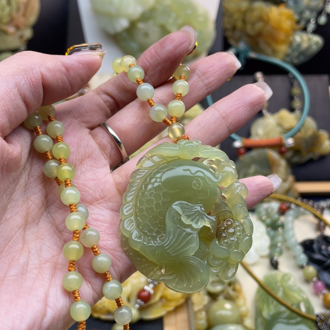 蛇纹石玉颈饰未镶嵌