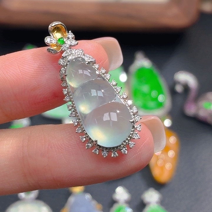 颈饰18K金镶嵌翡翠