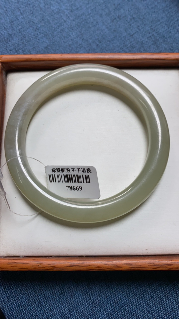 天然和田玉手镯 57