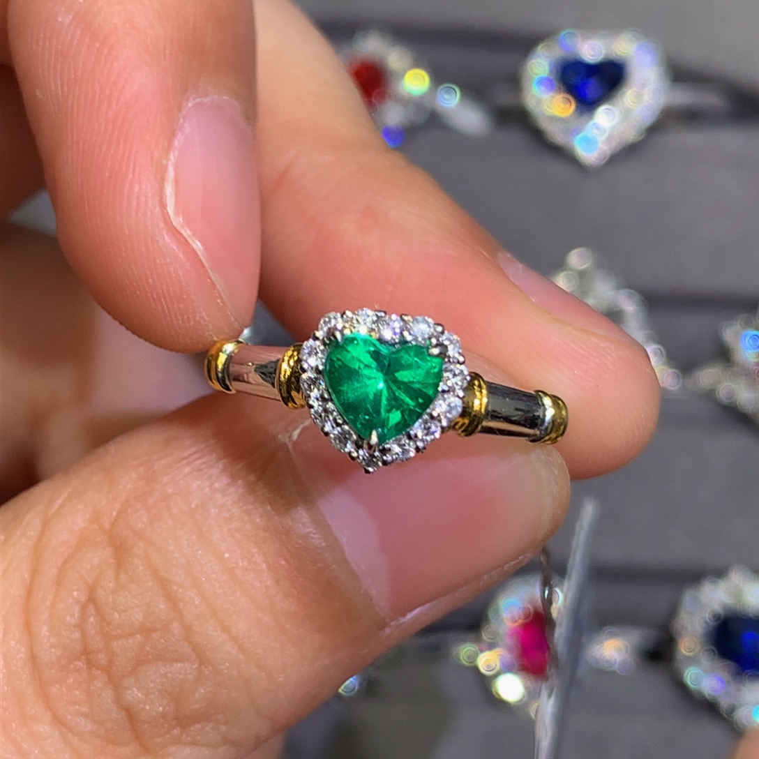 祖母绿戒指18K金镶嵌