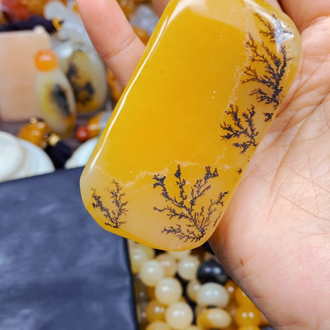 石英质玉（黄龙玉）颈饰未镶嵌