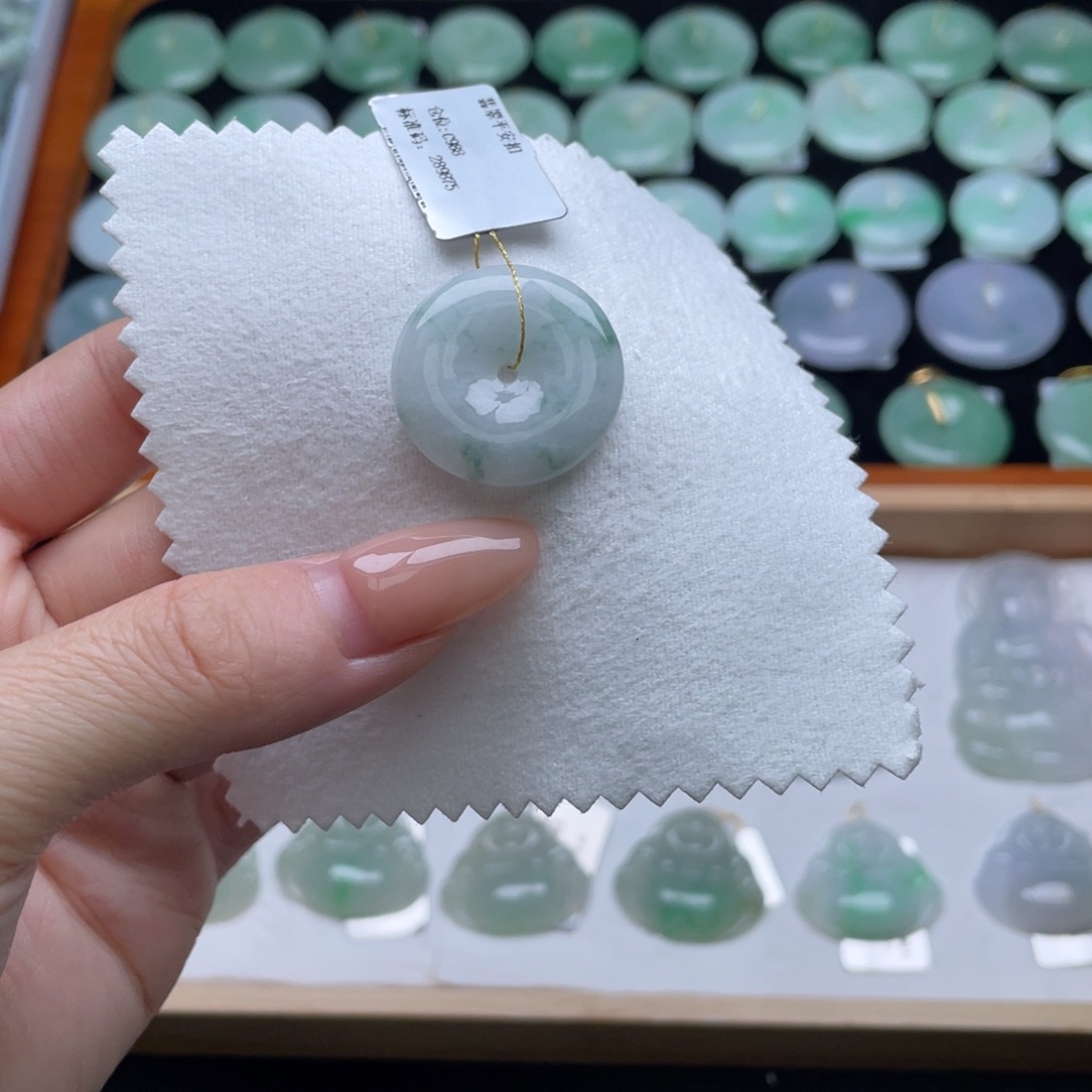 翡翠未镶嵌颈饰平安扣