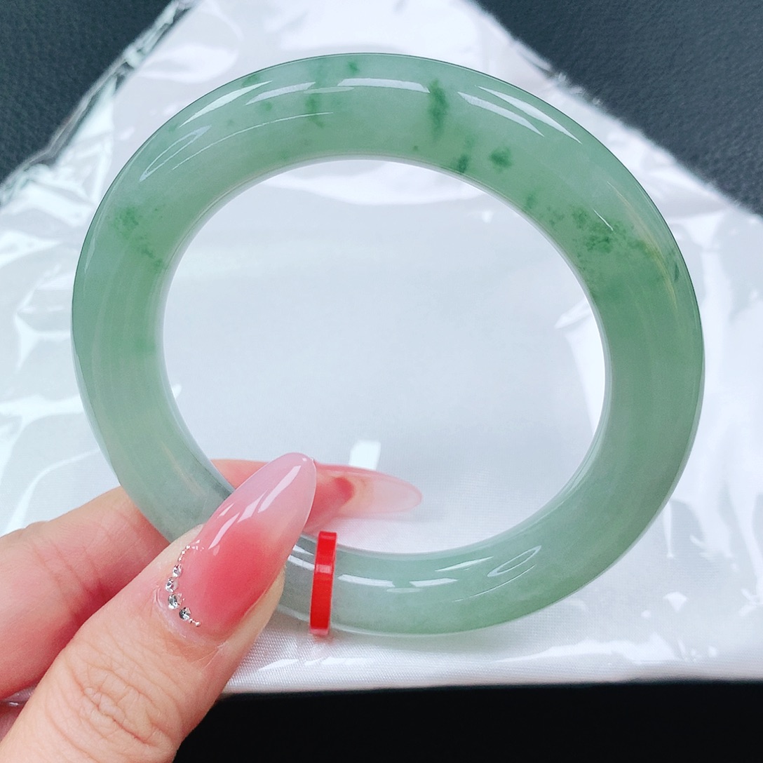 翡翠手镯未镶嵌54圈