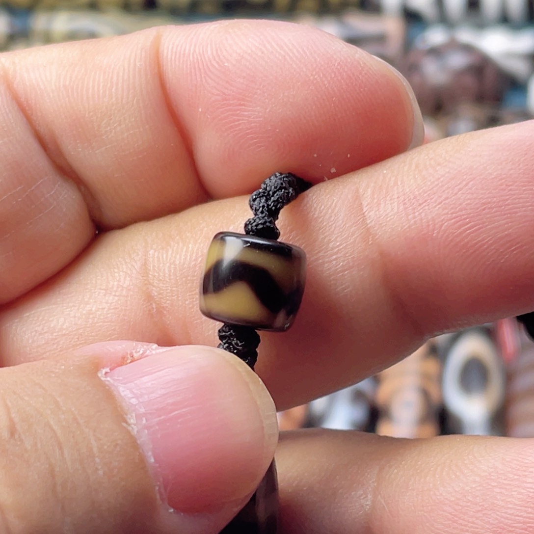 一***鱼玛瑙/玉髓锁骨未镶嵌虎牙一对