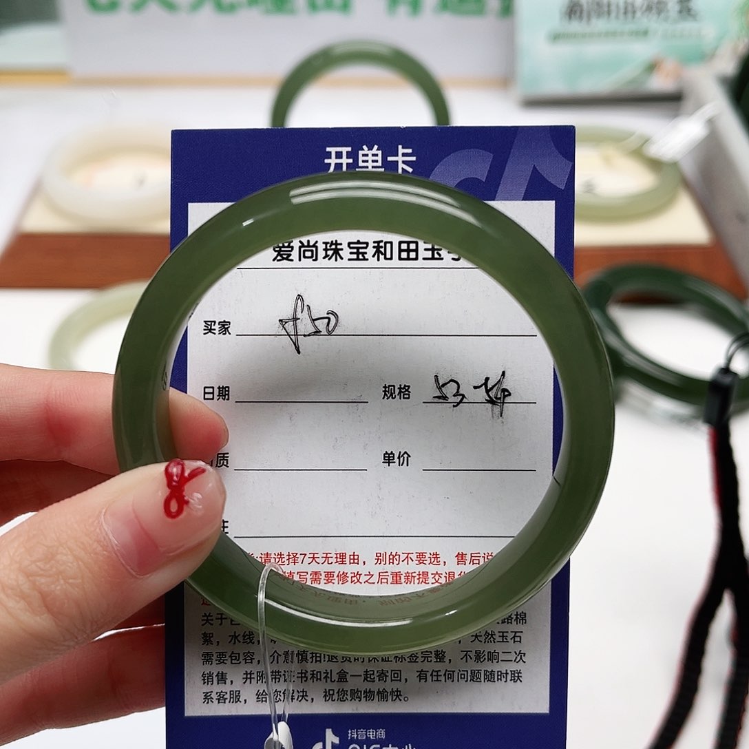 和田玉手镯未镶嵌辣**辣