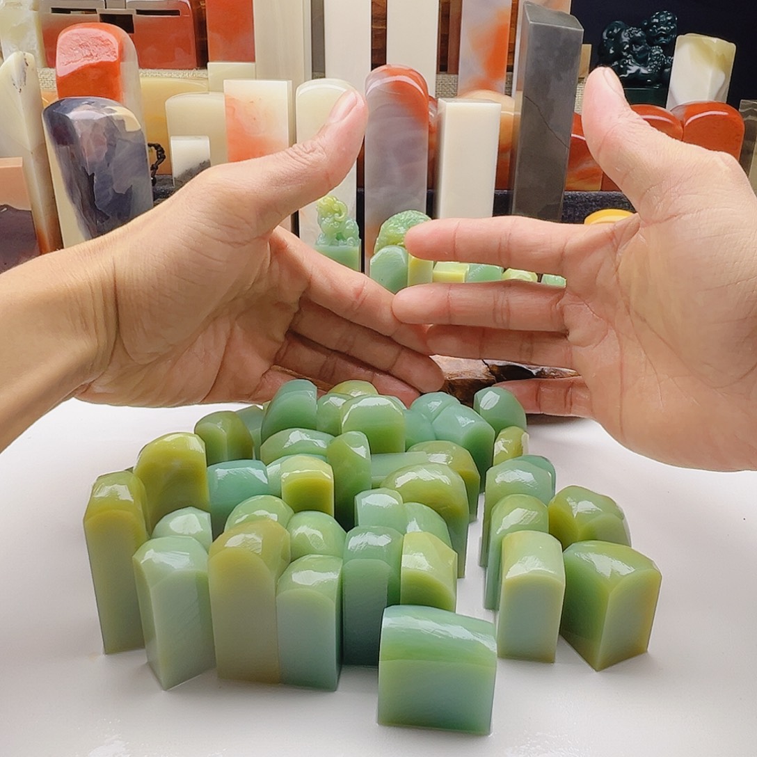 张***峰老挝石老挝精品展区