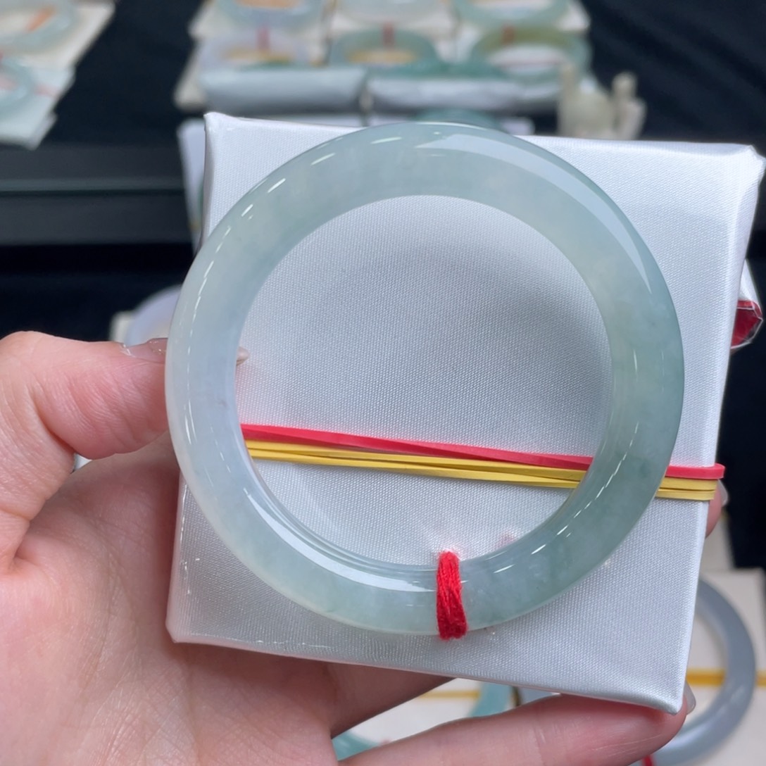 翡翠手镯未镶嵌翡翠