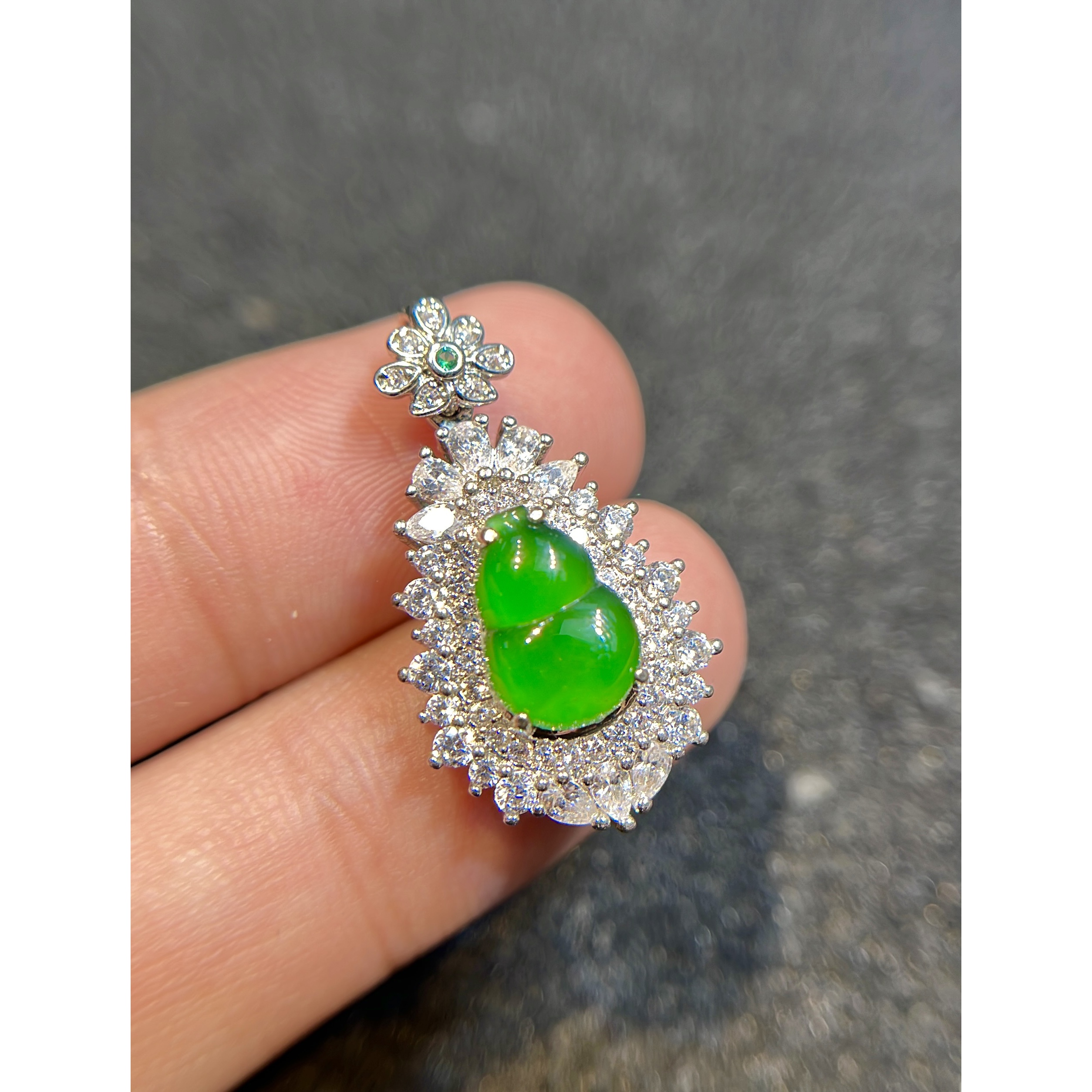 天然A货翡翠葫芦豪镶吊坠多样性发不含链2时尚气质精致百搭豪镶