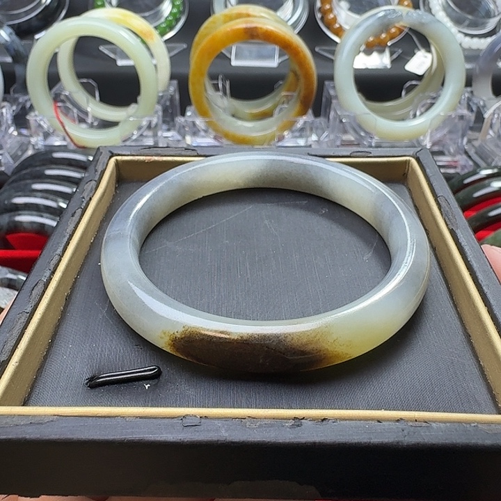 和田玉未镶嵌手镯