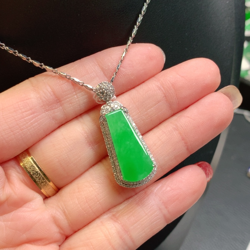 【闪购商品】翡翠吊坠(赠链)18K金镶嵌