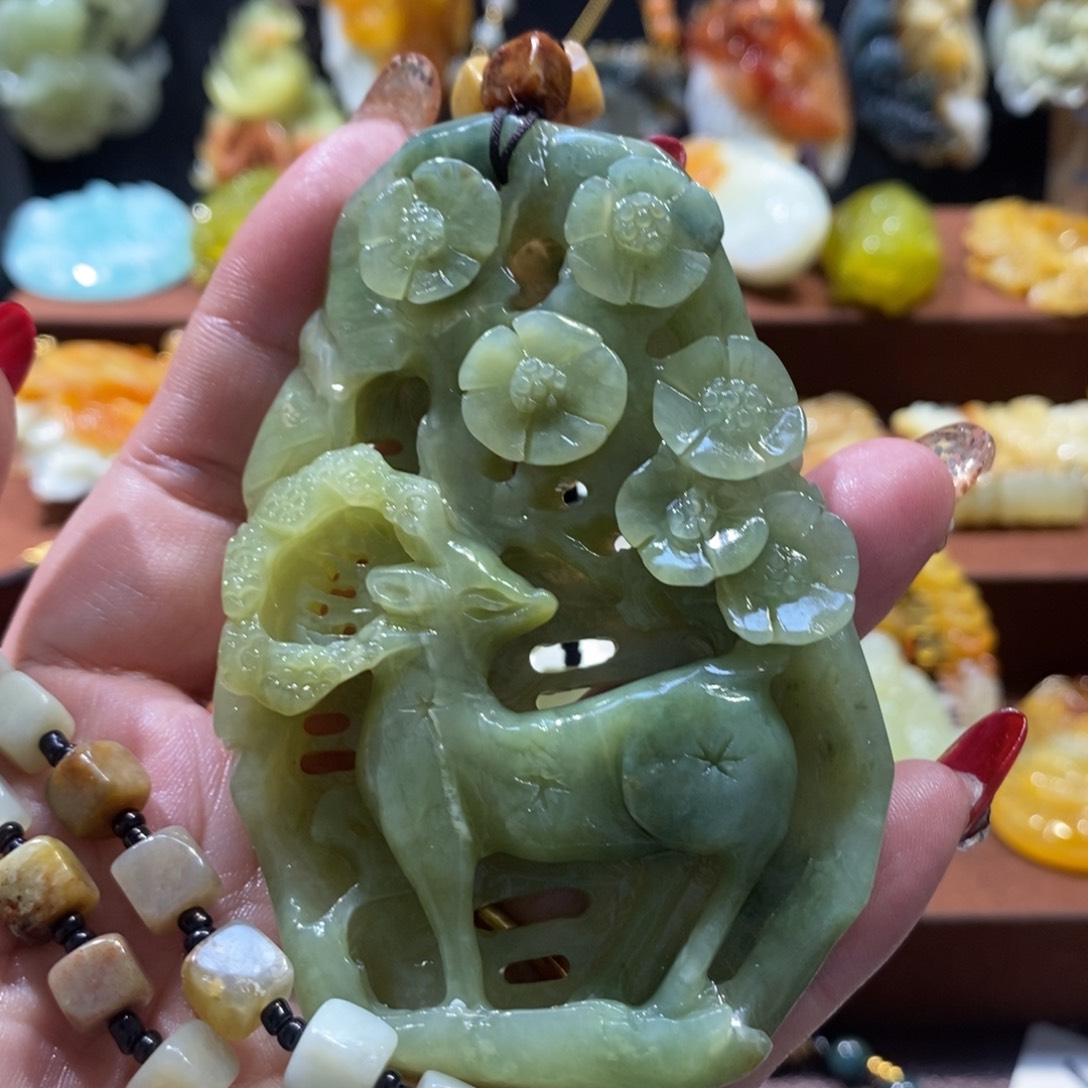 蛇纹石玉颈饰未镶嵌