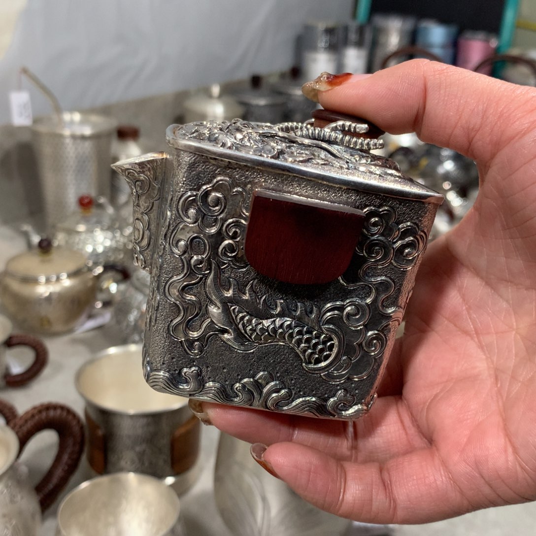 足银999高浮雕龙手抓四方200的容量