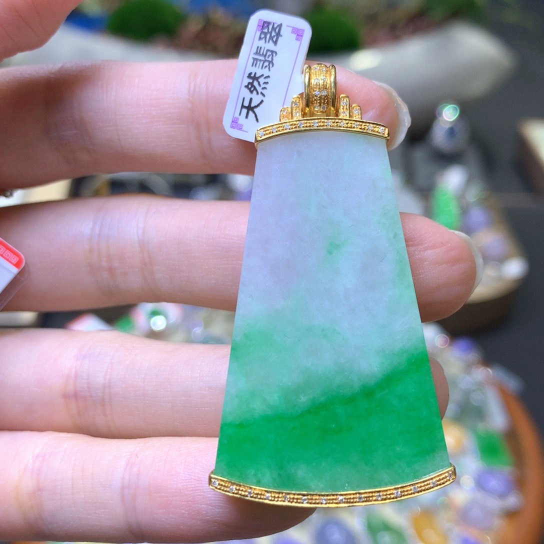 【闪购商品】翡翠颈饰18K金镶嵌翡翠吊坠项链