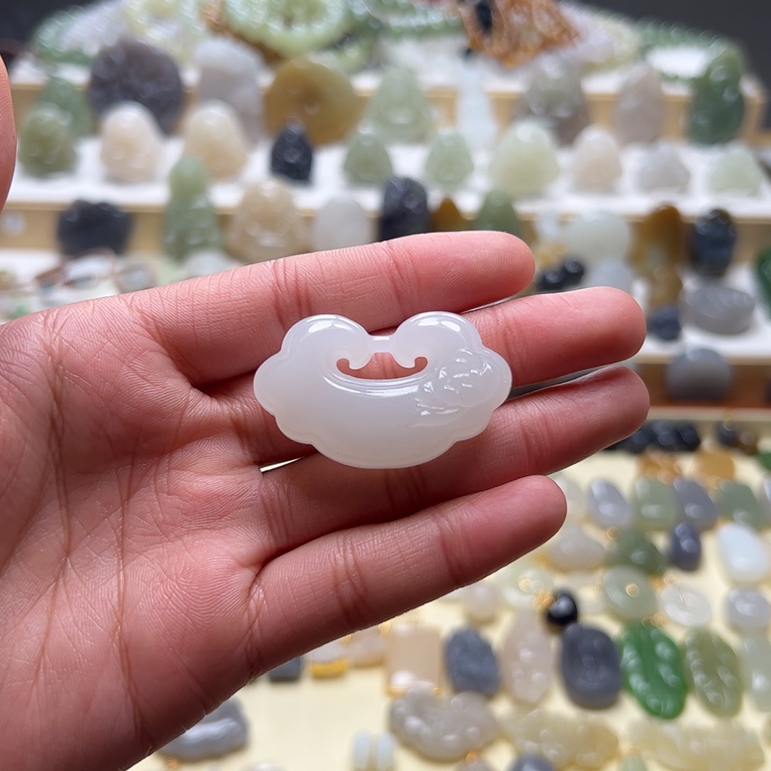 和田玉吊坠(赠链)未镶嵌糯**?