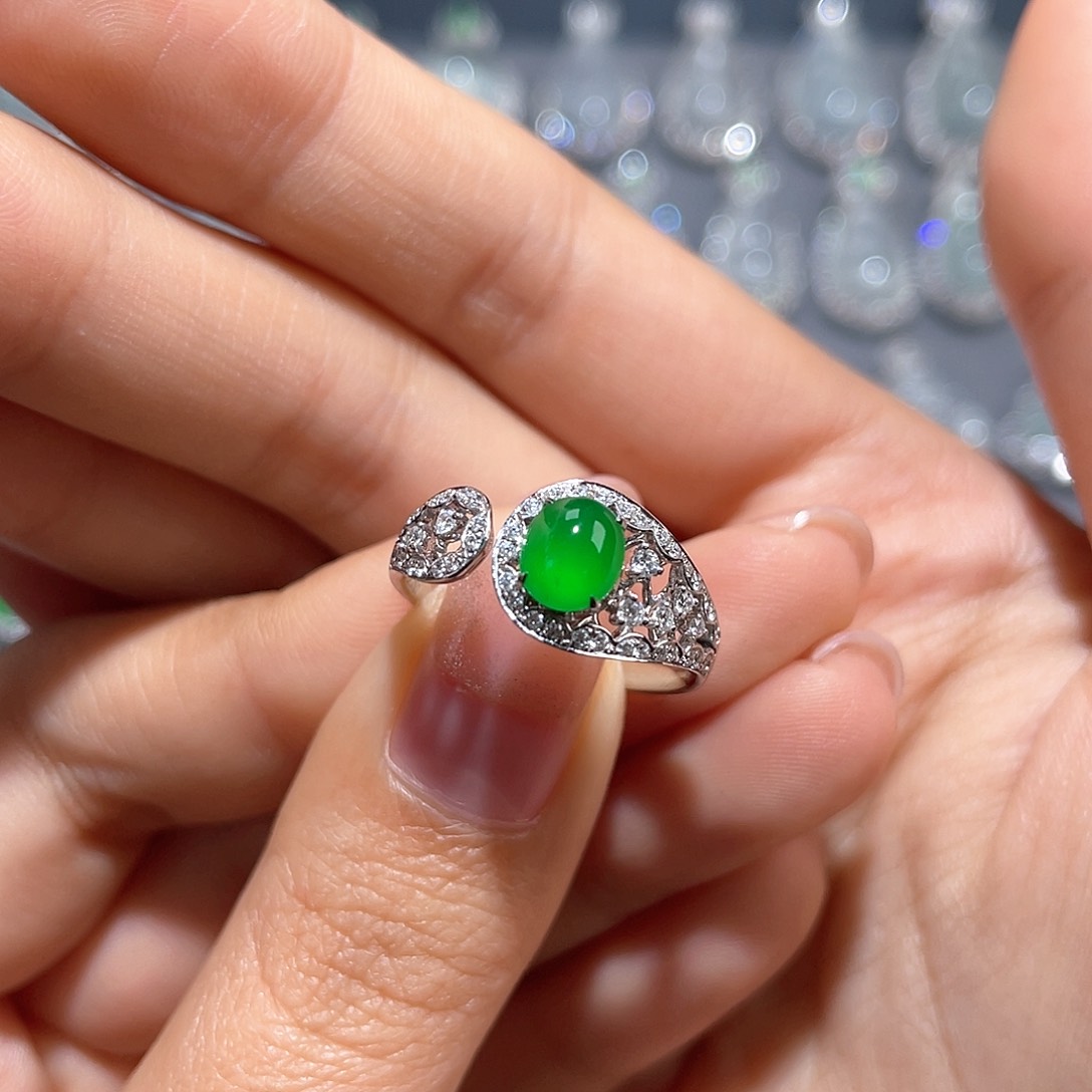 翡翠颈饰18K金镶嵌戒指