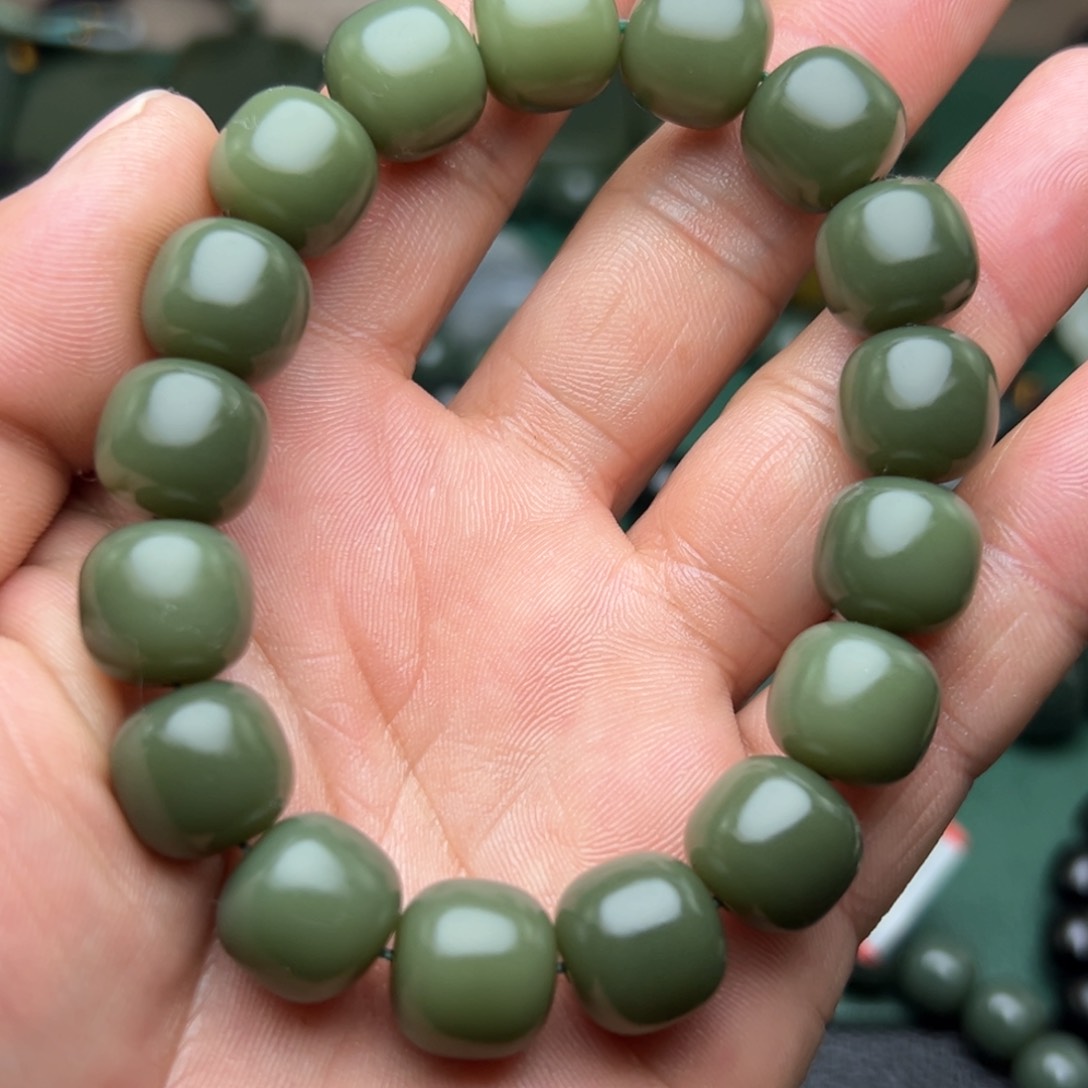 和田玉手链未镶嵌沙枣青豆青卡13