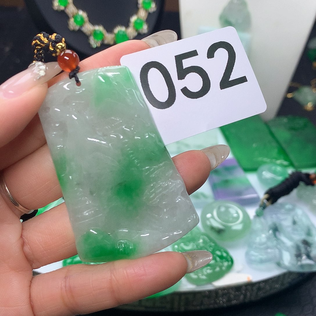 翡翠吊坠(赠链)未镶嵌