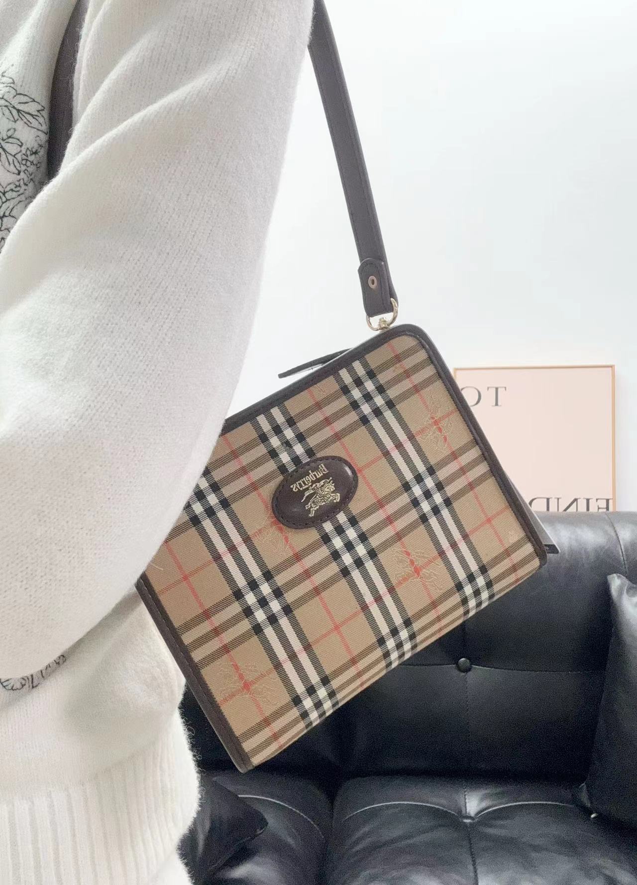 95新 BURBERRY/博柏利 经典战马格纹手拿包单肩包/秋境 09670