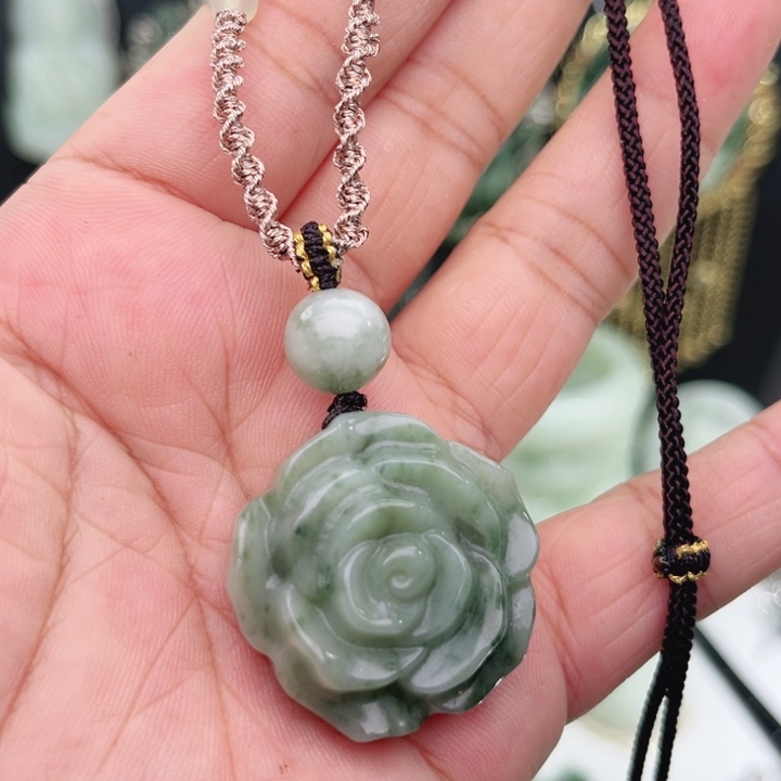 透闪石-蛇纹石玉未镶嵌颈饰