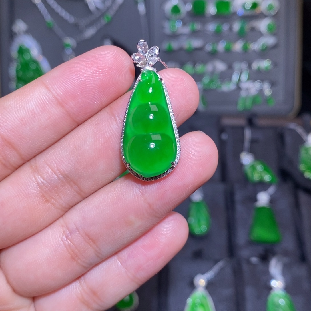 翡翠18K金镶嵌颈饰天然翡翠