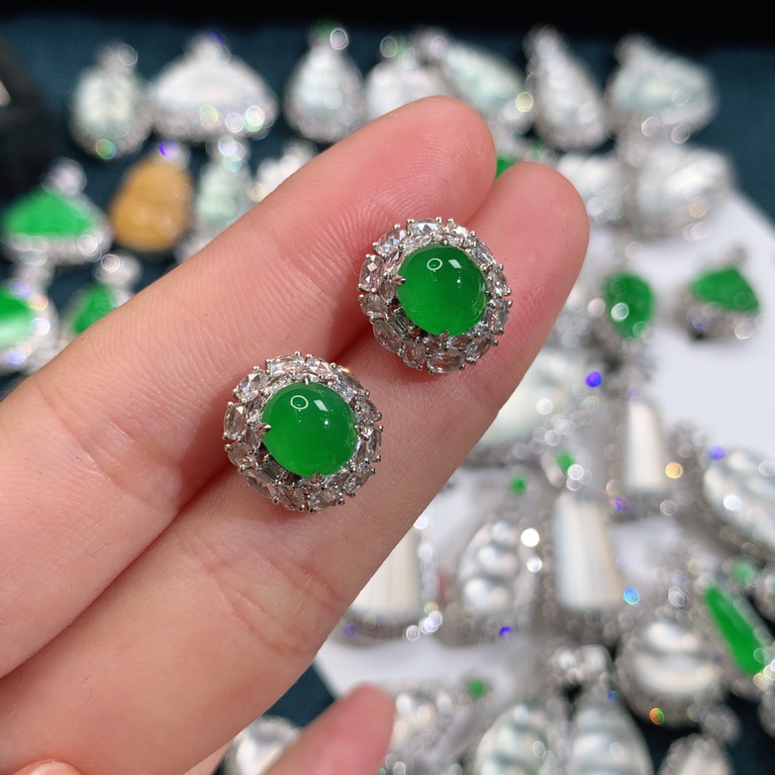 颈饰18K金镶嵌翡翠静*耳钉