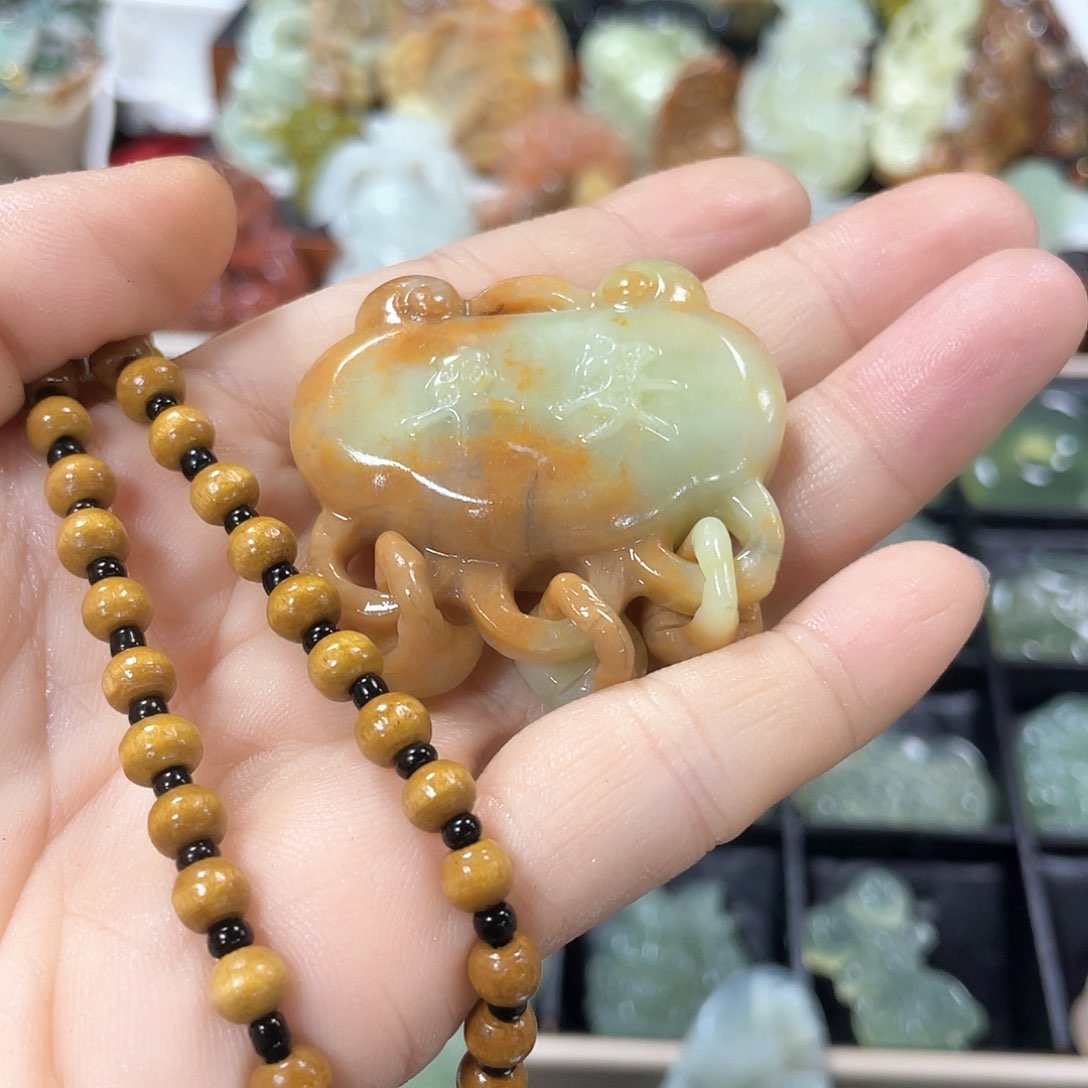 蛇纹石玉颈饰未镶嵌