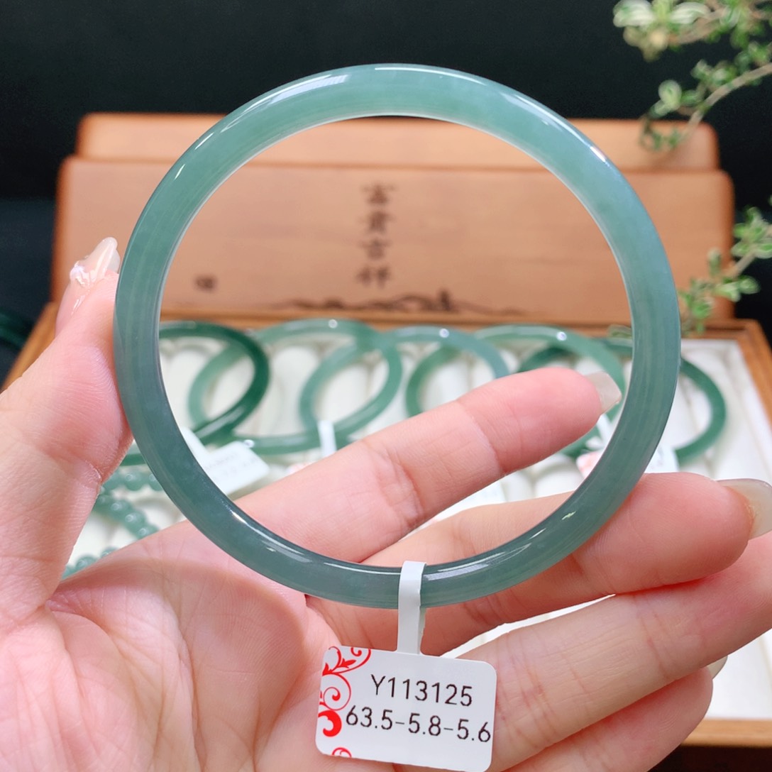 翡翠手镯未镶嵌天然