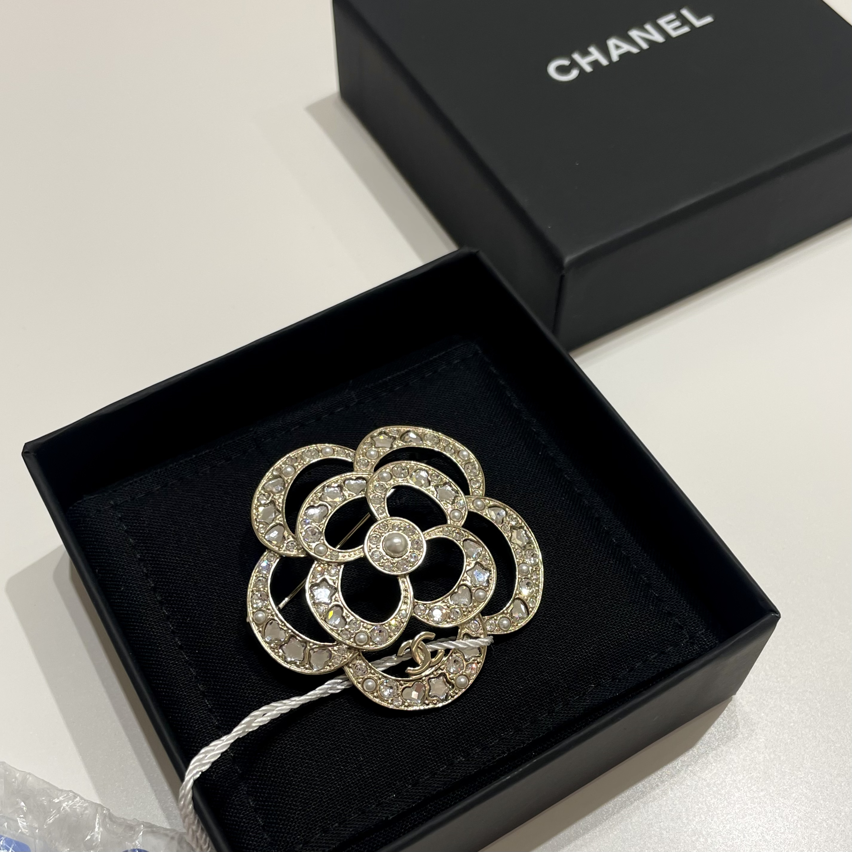 99新 Chanel/香奈儿 25p金色爱心星星钻镂空山茶花胸针