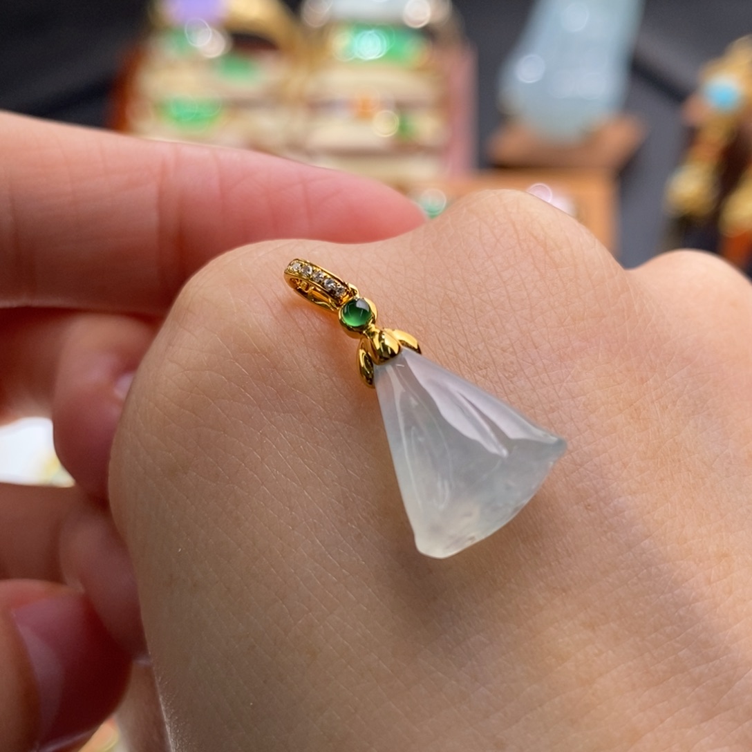 翡翠颈饰18K金镶嵌吊坠