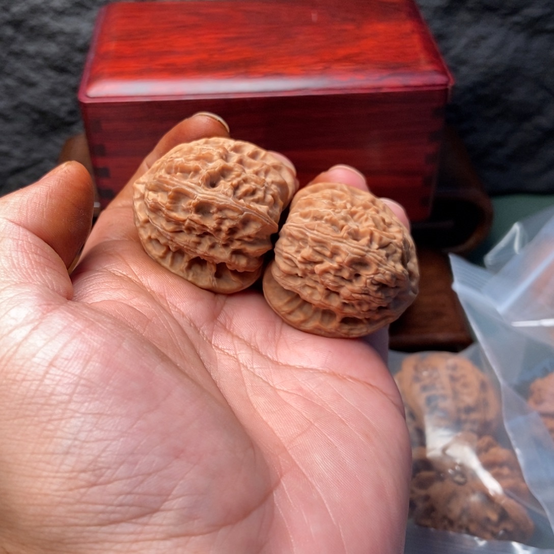 文玩核桃把件三角白