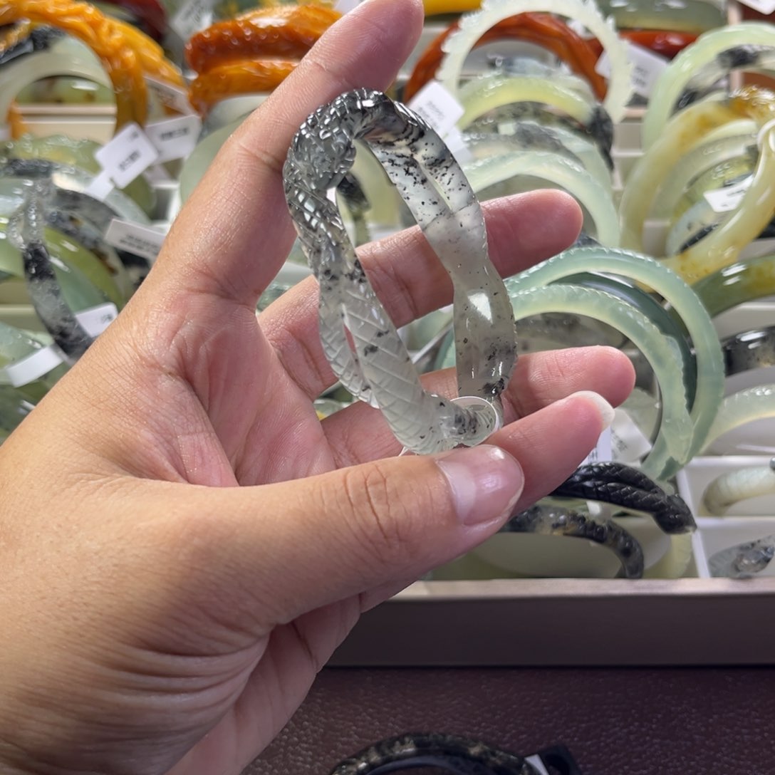 蛇纹石玉手镯未镶嵌姜**，