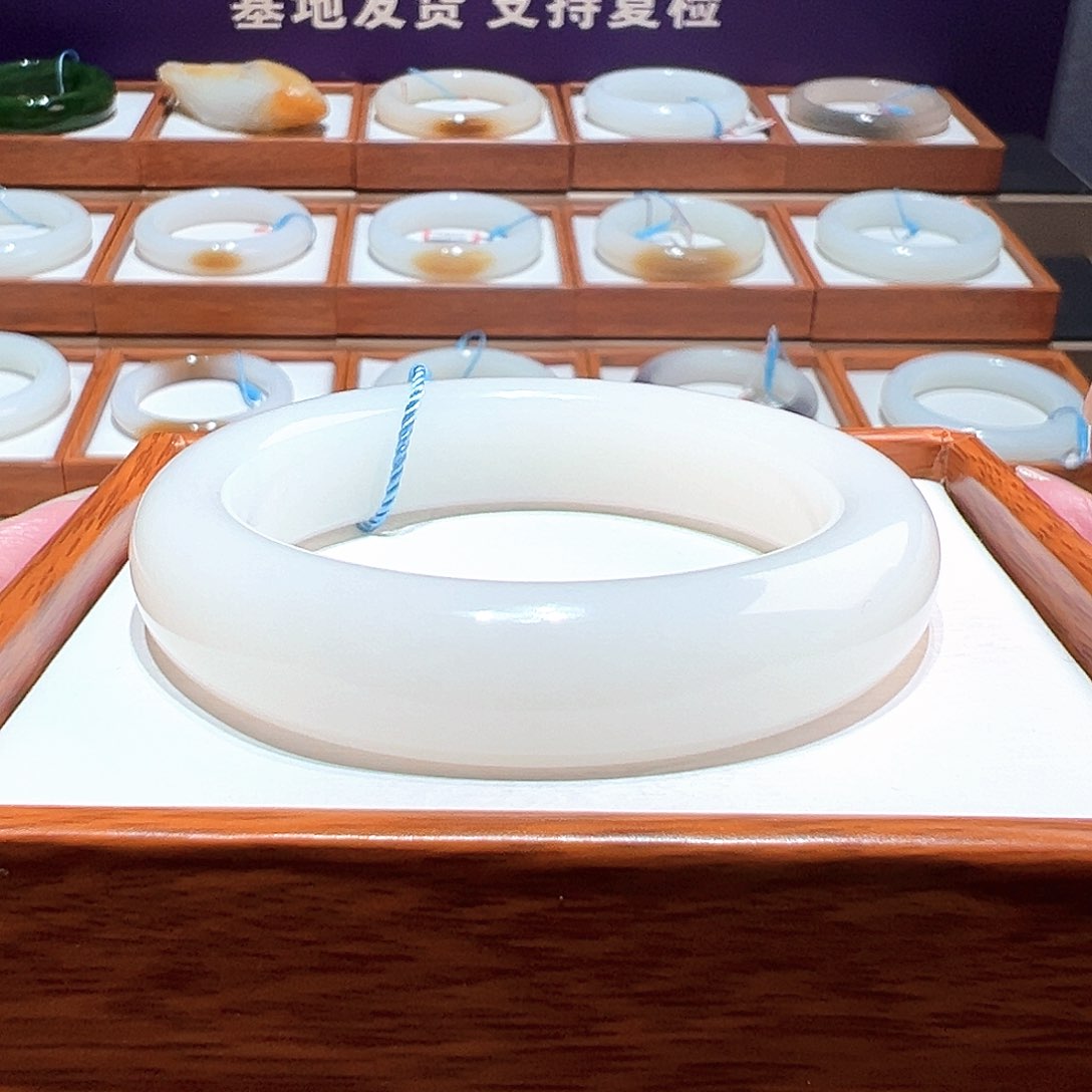 和田玉未镶嵌手镯53 54