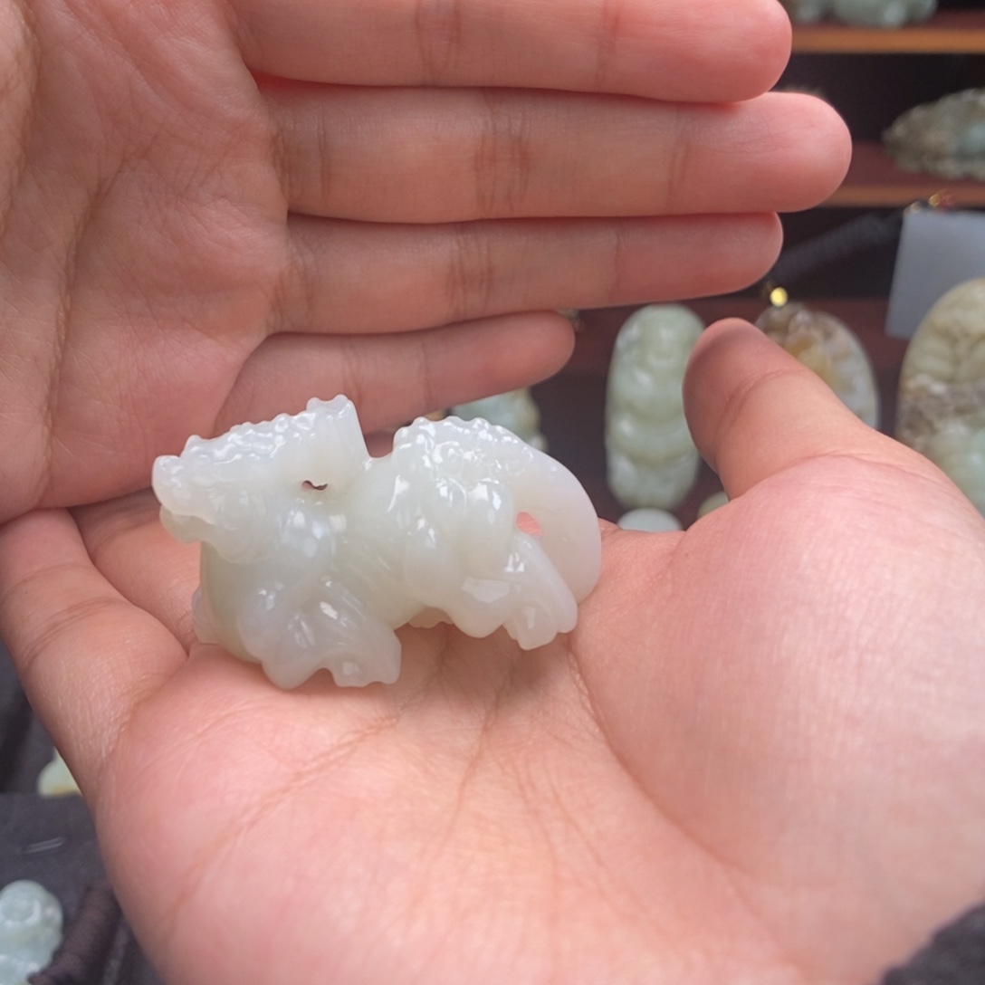 小***V和田玉（糖玉）未镶嵌颈饰