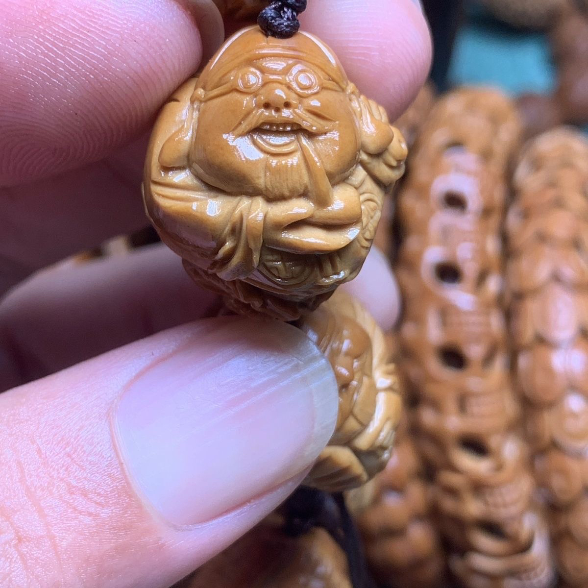 橄榄核雕刻精工精细地主财神男女手串